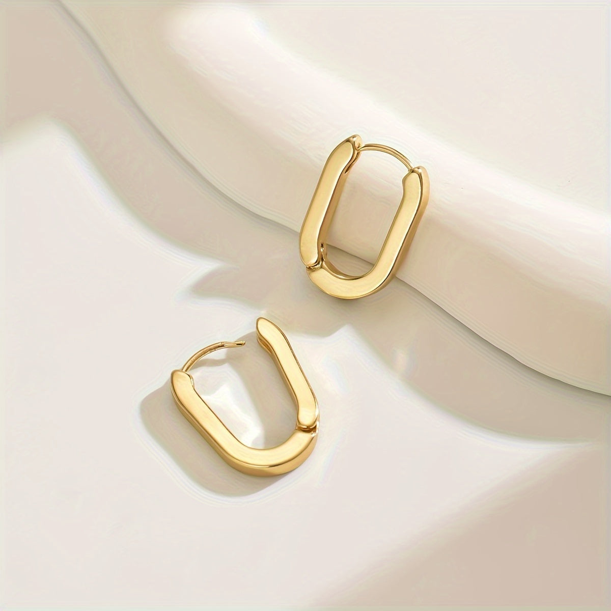 アヤカ:モダン ジオメトリック フープピアス