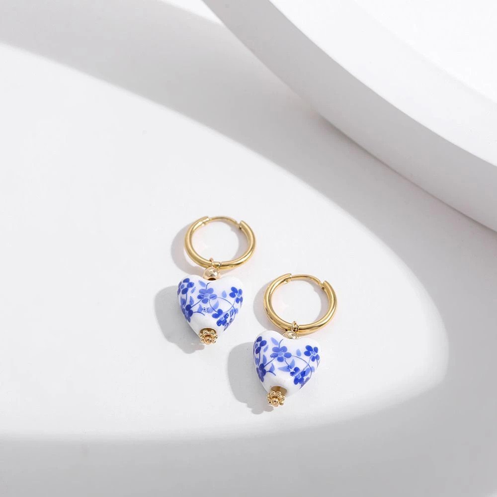 ブルー&ホワイト ハートフープピアス