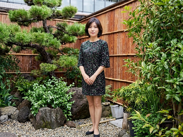 莉子｜スパンコール付きストラップレスミニドレス オープンバック