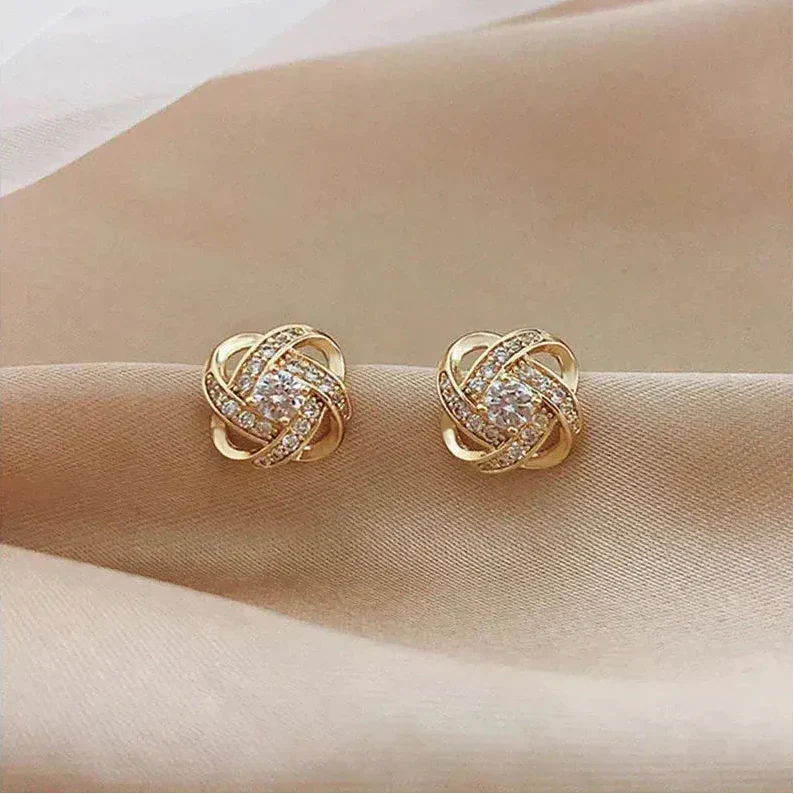 咲耶｜花咲くスパイラル ゴールドピアス クリスタル付き
