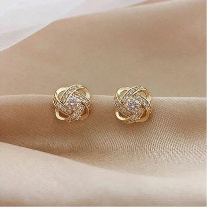 サクヤ：フローラル スパイラル ゴールドピアス（クリスタル付き）