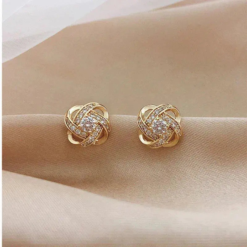 咲耶｜花咲くスパイラル ゴールドピアス クリスタル付き