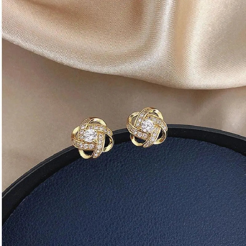 咲耶｜花咲くスパイラル ゴールドピアス クリスタル付き