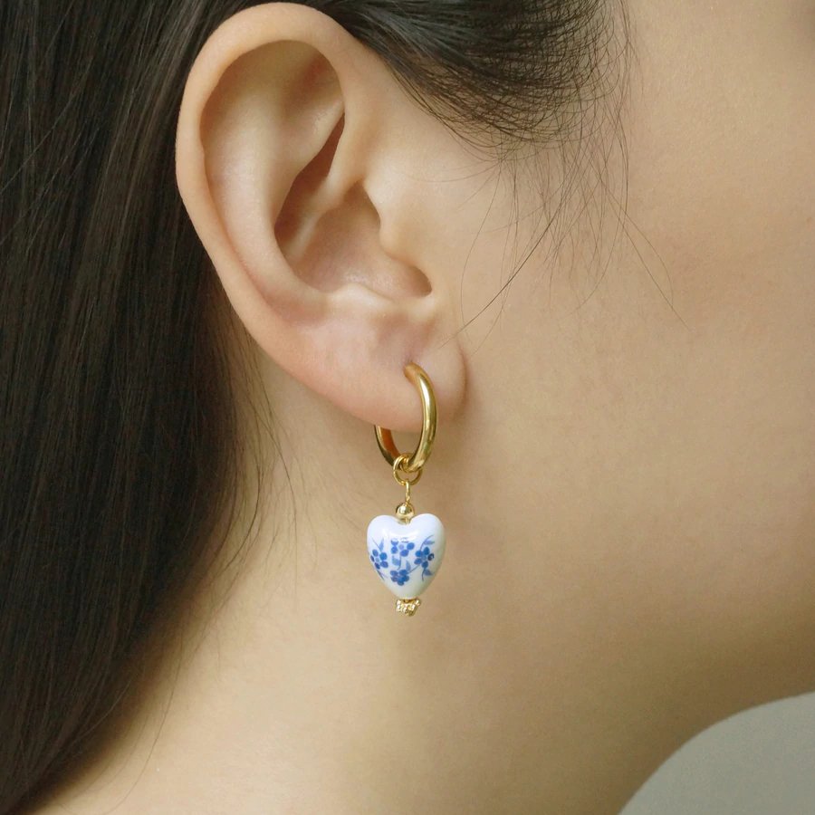 ブルー＆ホワイト ハートフープピアス
