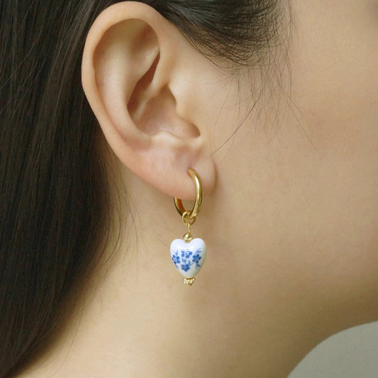 ブルー＆ホワイト ハートフープピアス