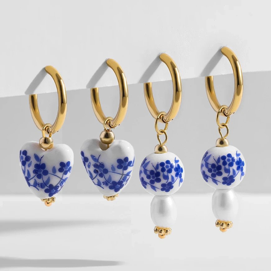 ブルー＆ホワイト ハートフープピアス