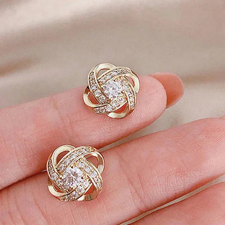 咲耶｜花咲くスパイラル ゴールドピアス クリスタル付き